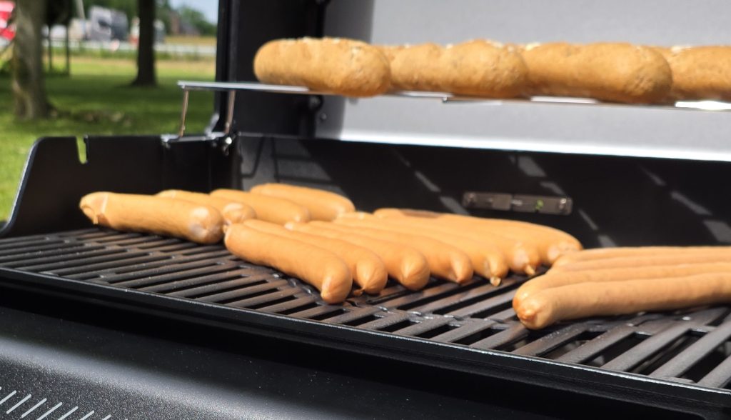 Derfor bør du ikke grille pølser direkte fra køleskab