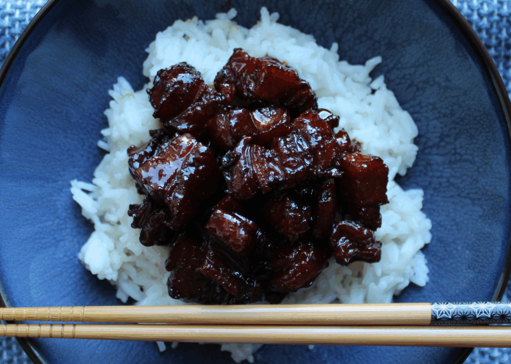 Sticky pork belly – opskrift på mørt, klistret og sprødt svinebryst