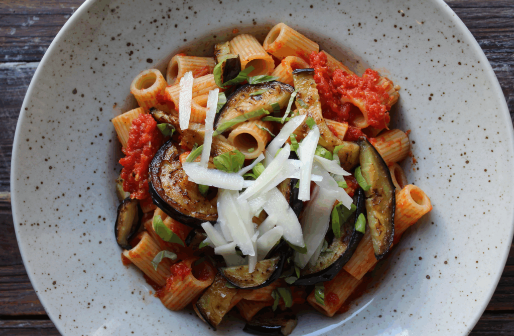 Pasta alla Norma er Siciliens enkle pastaklassiker, der smager af sommer