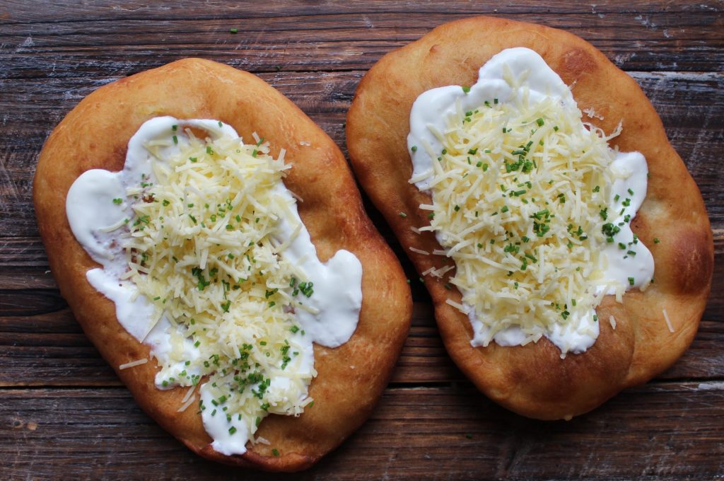 Langos er Ungarns sprøde streetfood-klassiker, du nemt kan lave derhjemme