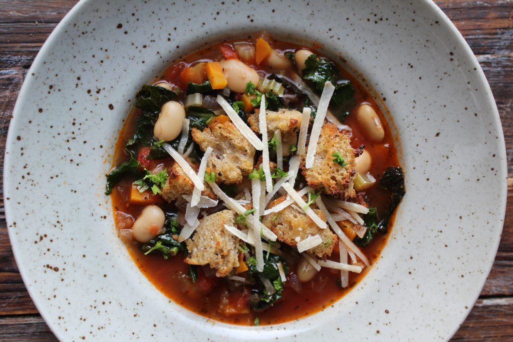 Ribollita er den rustikke italienske suppe, der forvandler simple råvarer til ren comfort food