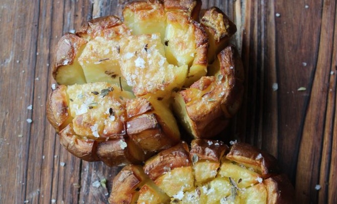 Glem den klassiske bagekartoffel.. prøv en Blooming Potato i stedet