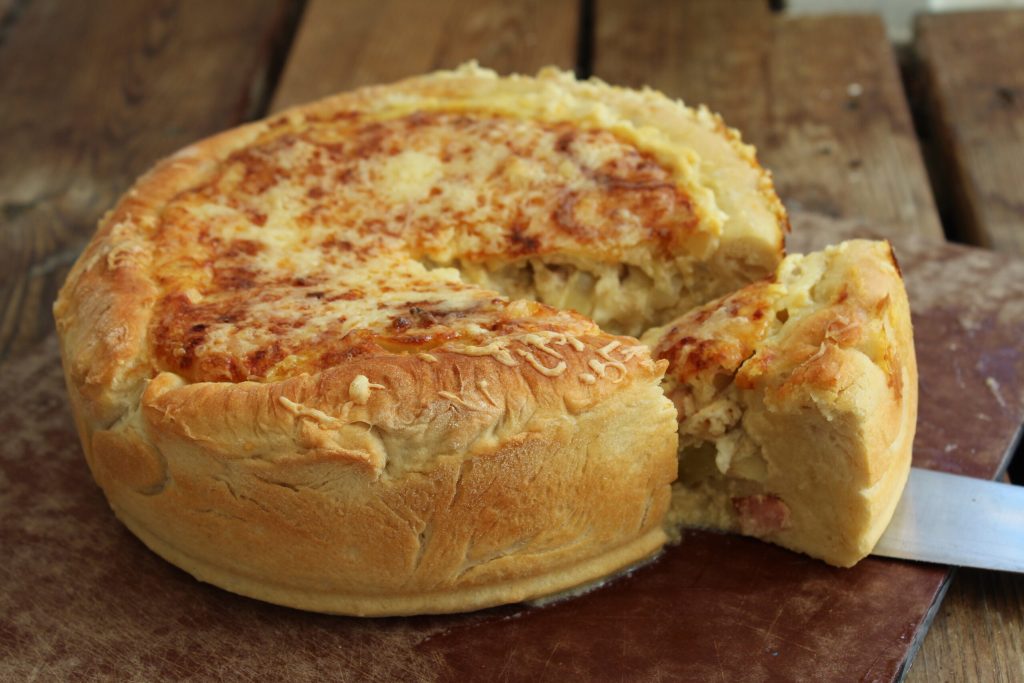 Zwiebelkuchen: Tysk løgpizza med masser af ost, bacon og karamelliserede løg