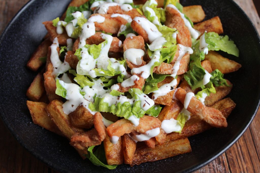 Kyllingemix som fra grillbaren – den nostalgiske klassiker med sprød paneret kylling