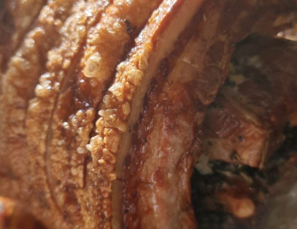 Sådan griller jeg en porchetta med sprøde svær og saftigt kød