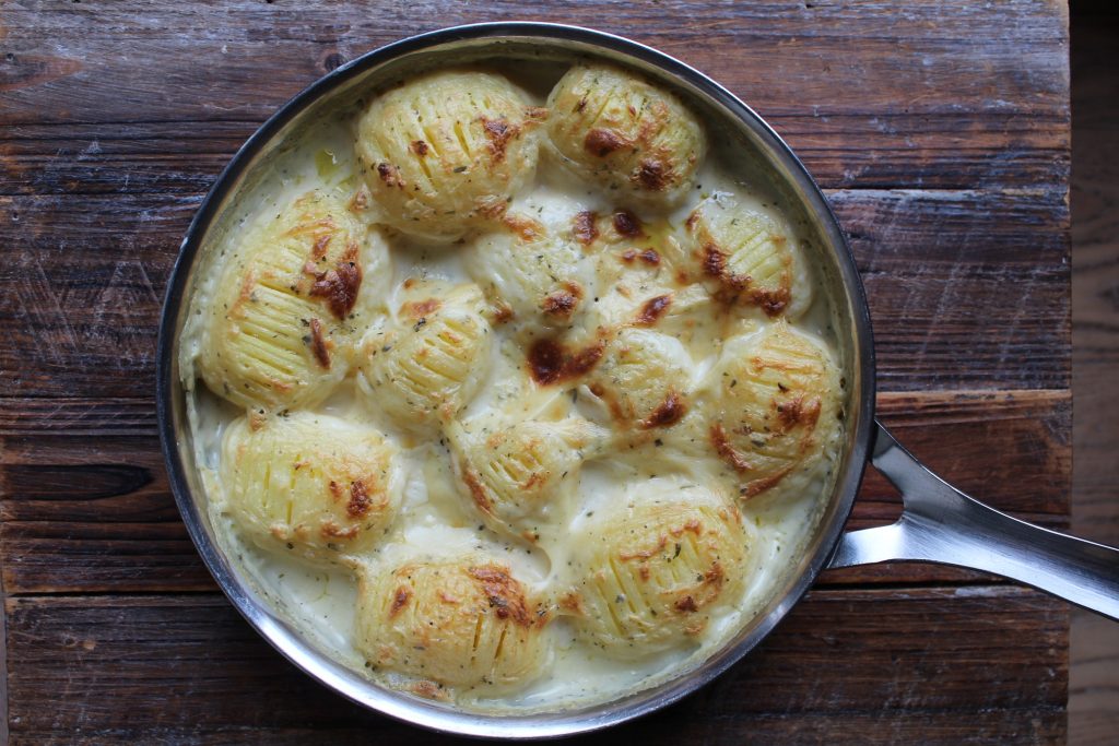 Hasselback Bearnaise: Flødekartofler møder bearnaise i én cremet kartoffelret