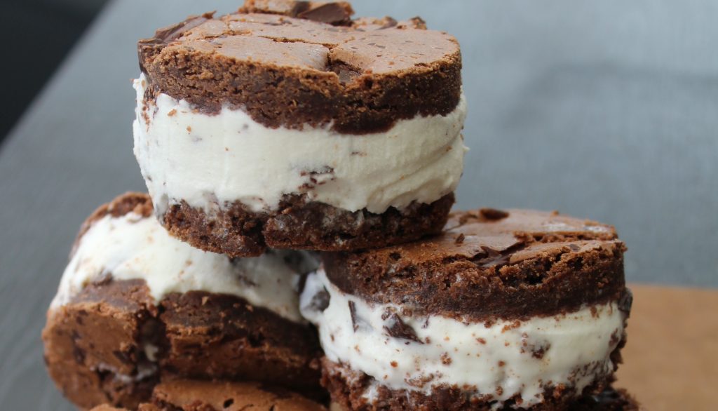 Brownie-issandwich er den ultimative dessert til chokoladeelskere