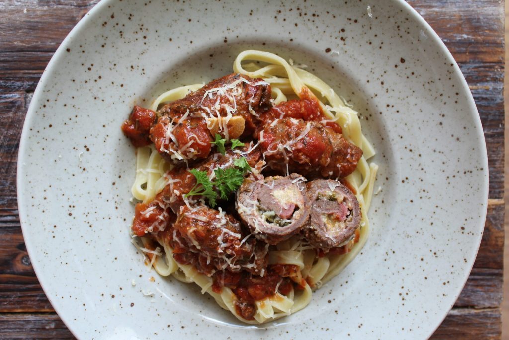 Braciole – italienske kødruller i fyldig tomatsauce