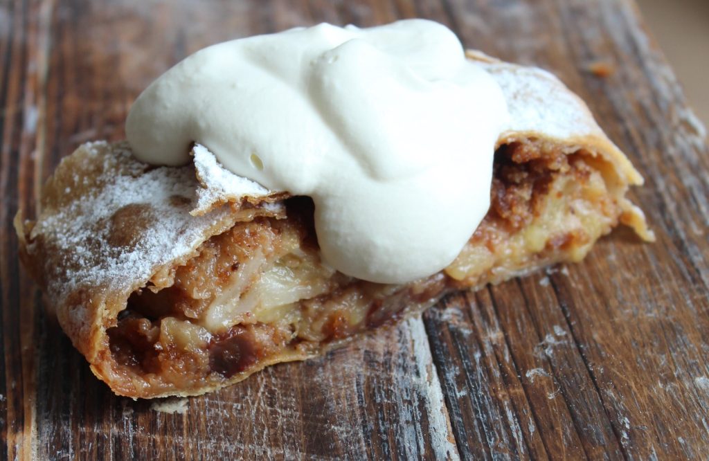 Apfelstrudel – klassisk østrigsk æblestrudel med romrosiner og kanel
