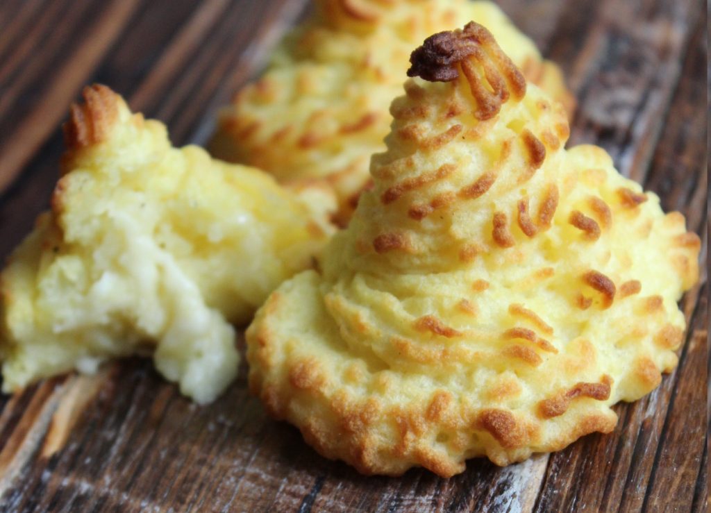 Pommes Duchesse: Sprøde kartoffeltoppe med blød midte og masser af smør