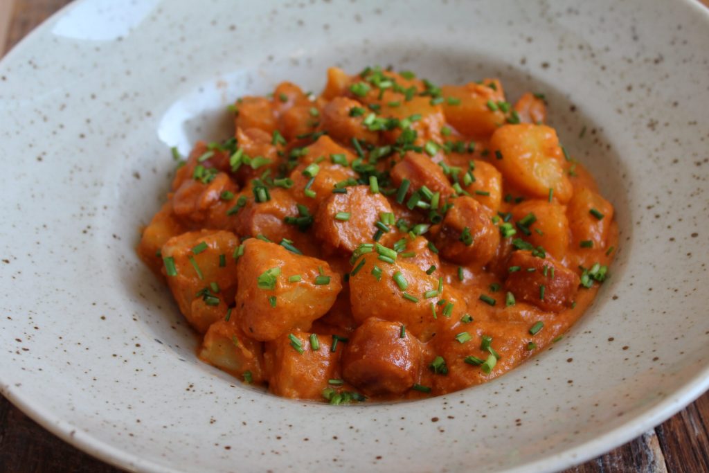 Svensk pølseret – den nemme klassiker med kartofler, pølser og cremet tomatsauce