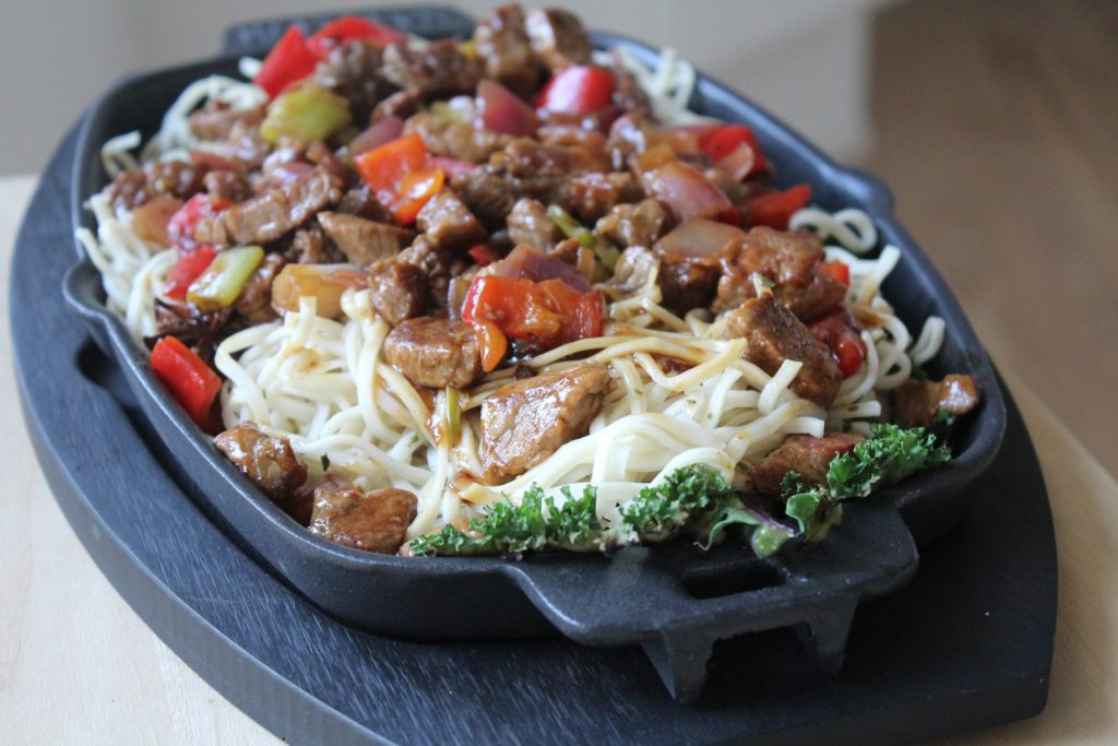 Beef sizzler med nudler – nem opskrift med oksekød, grøntsager og stærk sauce