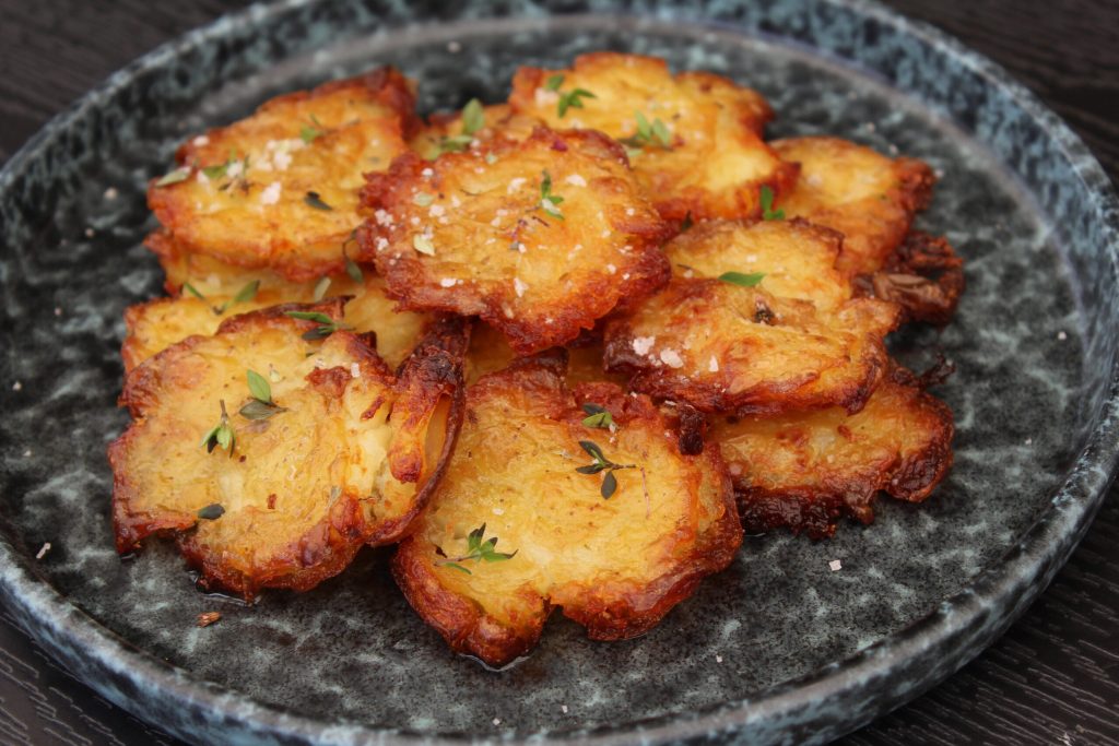 Cracked Fries: Sprøde knuste kartofler med blød midte