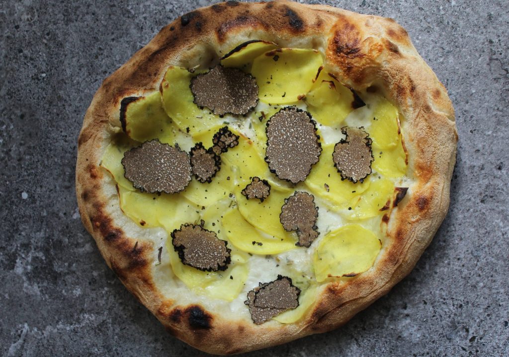 Trøffelpizza med kartoffel og mozzarella – nem pizza bianco med sommertrøffel