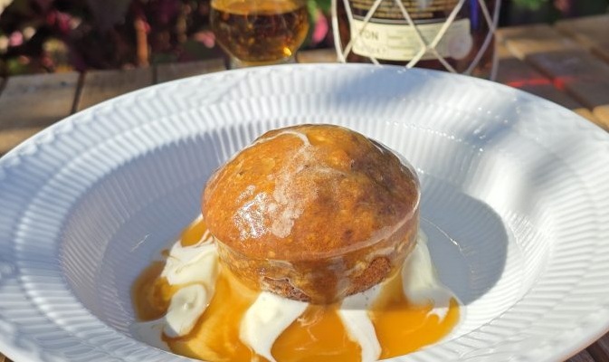 Sticky Toffee Pudding med romkaramel: Den britiske dessertklassiker
