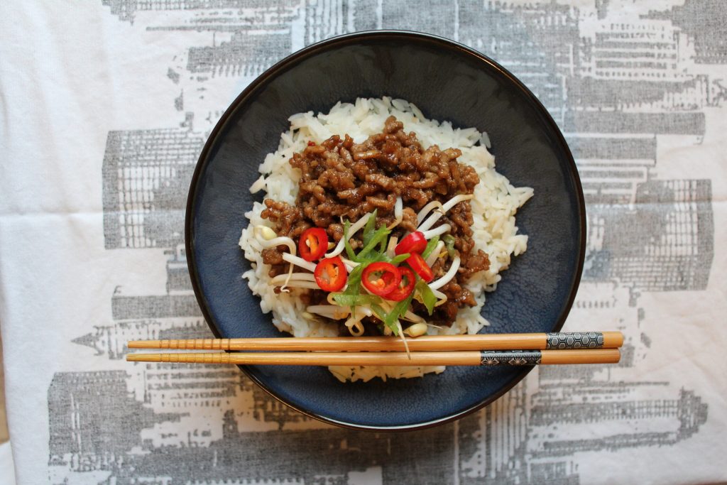 Vietnamesisk pork bowl med karamelliseret svinekød, chili og lime