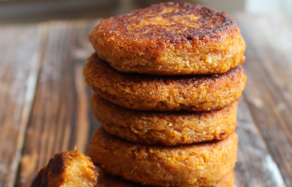 Aloo Tikki – sprøde indiske kartoffelfrikadeller med masser af krydderi