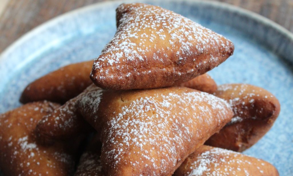 Mandazi: Sprøde afrikanske boller med kokos og kardemomme