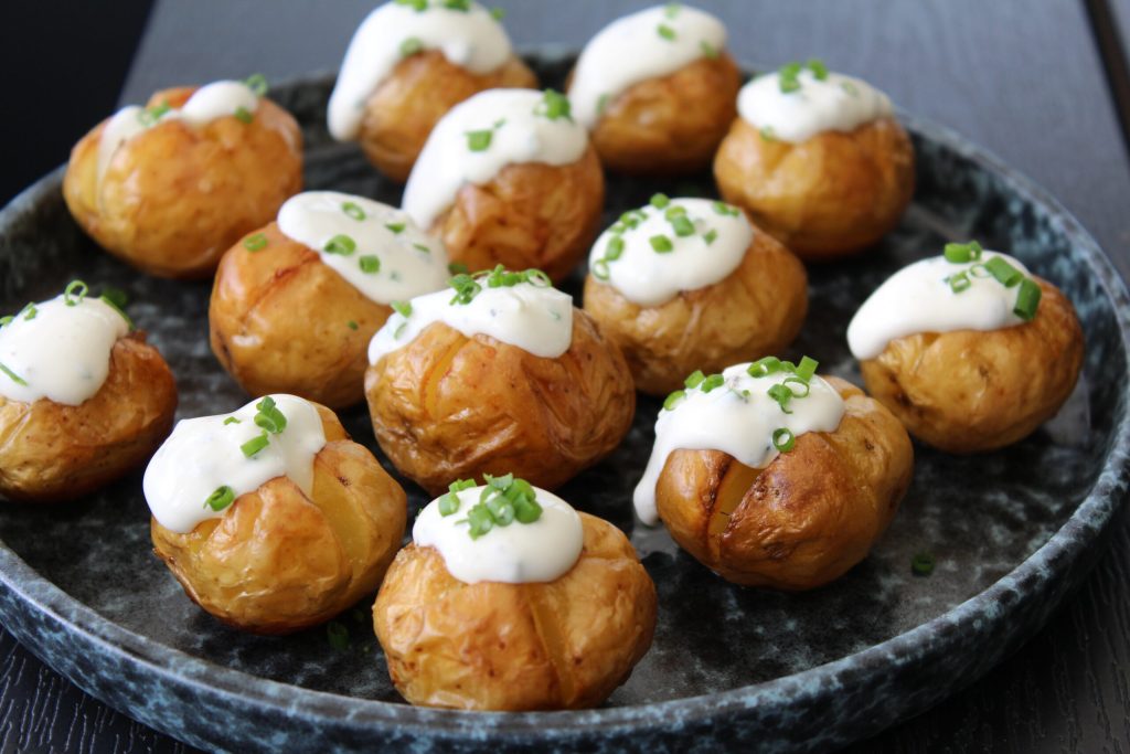 Mini-bagekartofler: Små sprøde kartofler med cremet hvidløgsdip