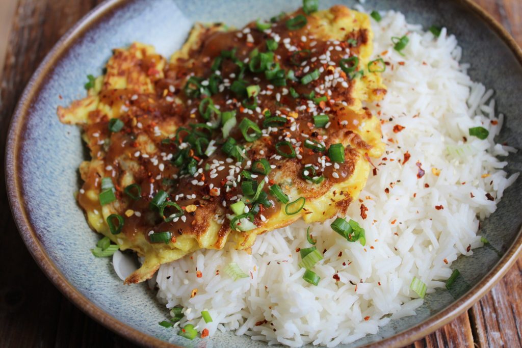 Egg Foo Young – kinesisk omelet med sprøde grøntsager og fyldig sauce