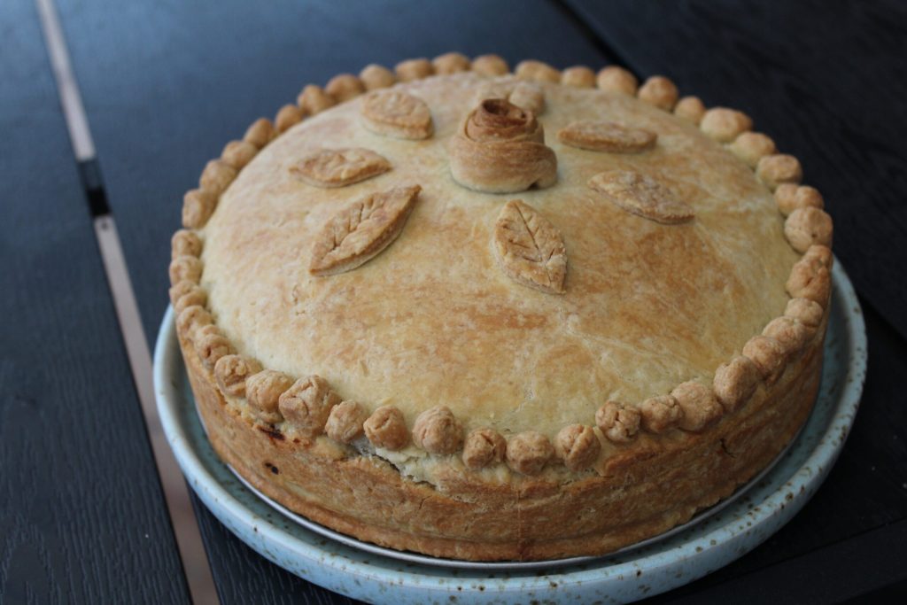 Chicken Pot Pie med kylling: Cremet tærte med sprød mørdej