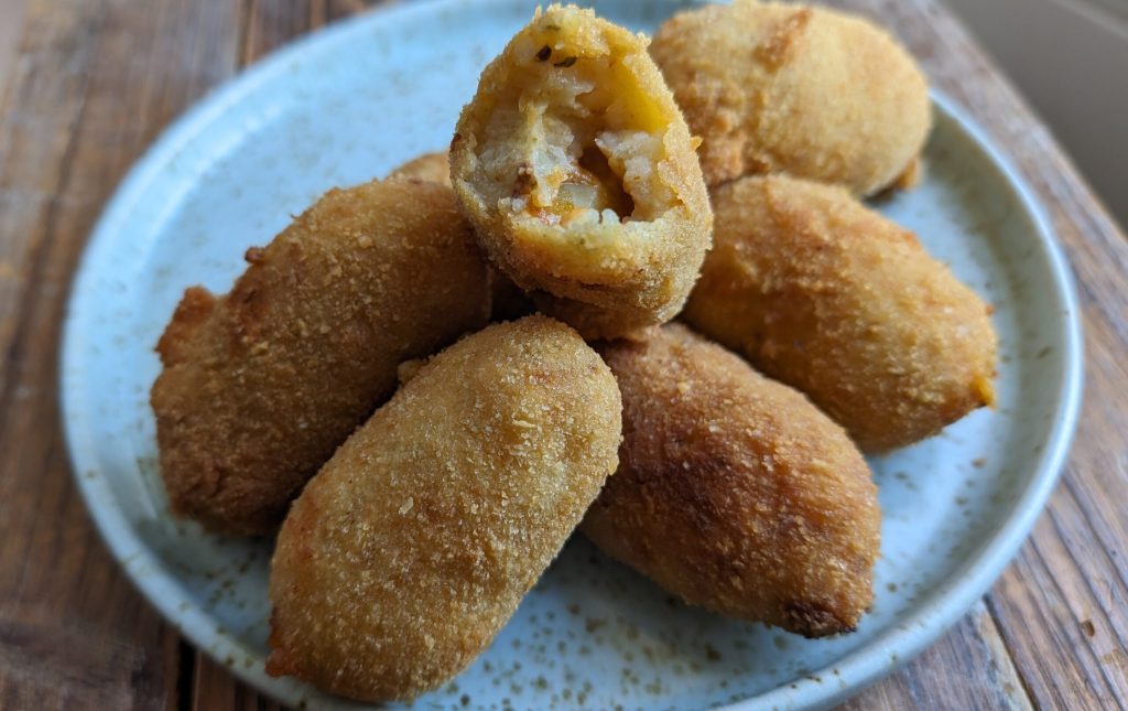 Papas Rellenas: Sprøde kartoffelkroketter med krydret kødfyld
