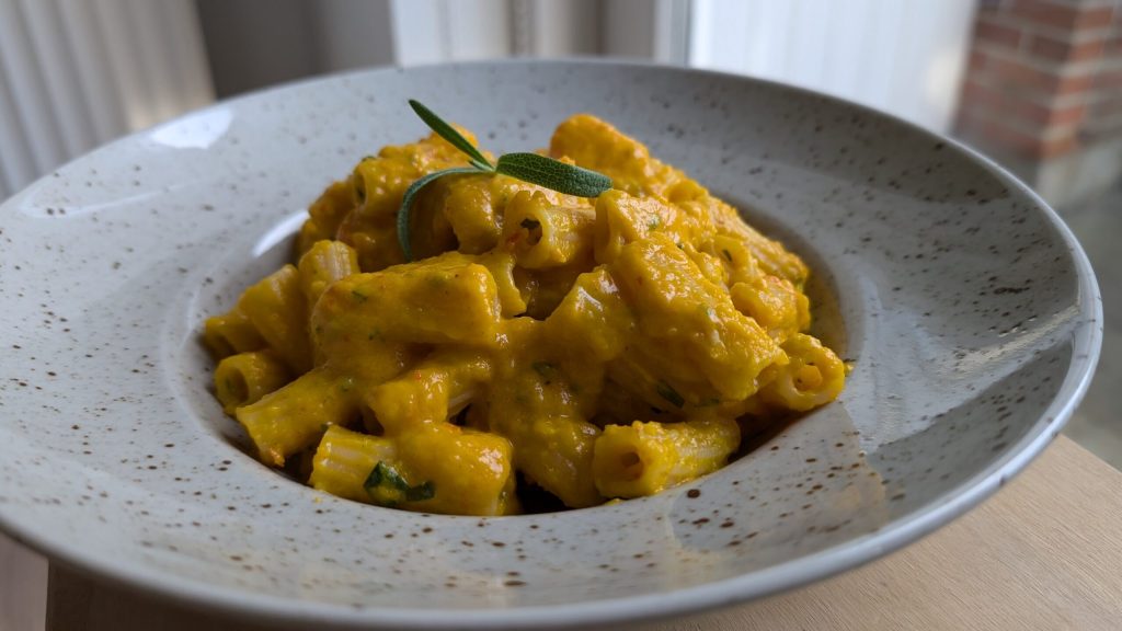 Cremet græskarpasta med brunet smør, parmesan og rosmarin