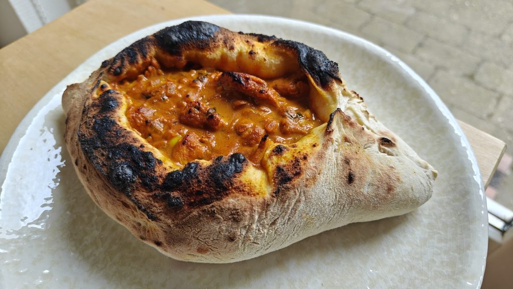 Halvindbagt pizza med Butter Chicken: Sprød pizza møder cremet indisk curry