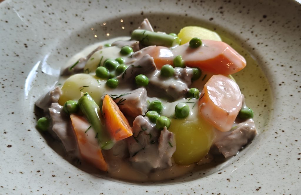 Klassisk kalvefrikassé: Mørt kalvekød i cremet sauce med grøntsager