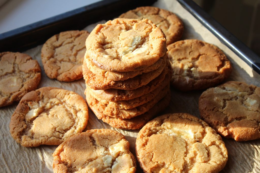 Cookies med hvid chokolade: Sprøde kanter og blød midte