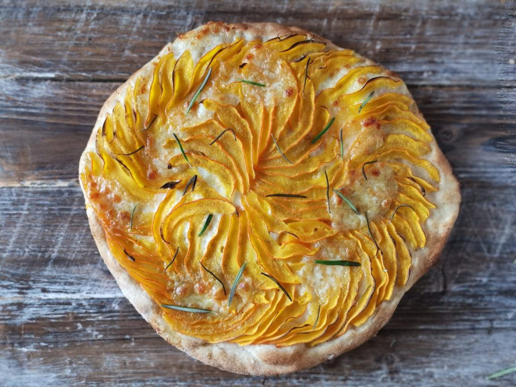 Drop tomatsaucen: Denne efterårspizza med hokkaido, mozzarella og rosmarin smager fantastisk