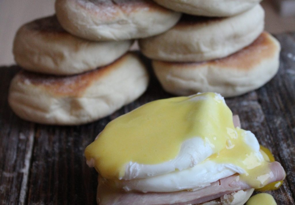Hjemmelavede English Muffins: bløde indeni, sprøde udenpå og lavet helt uden ovn
