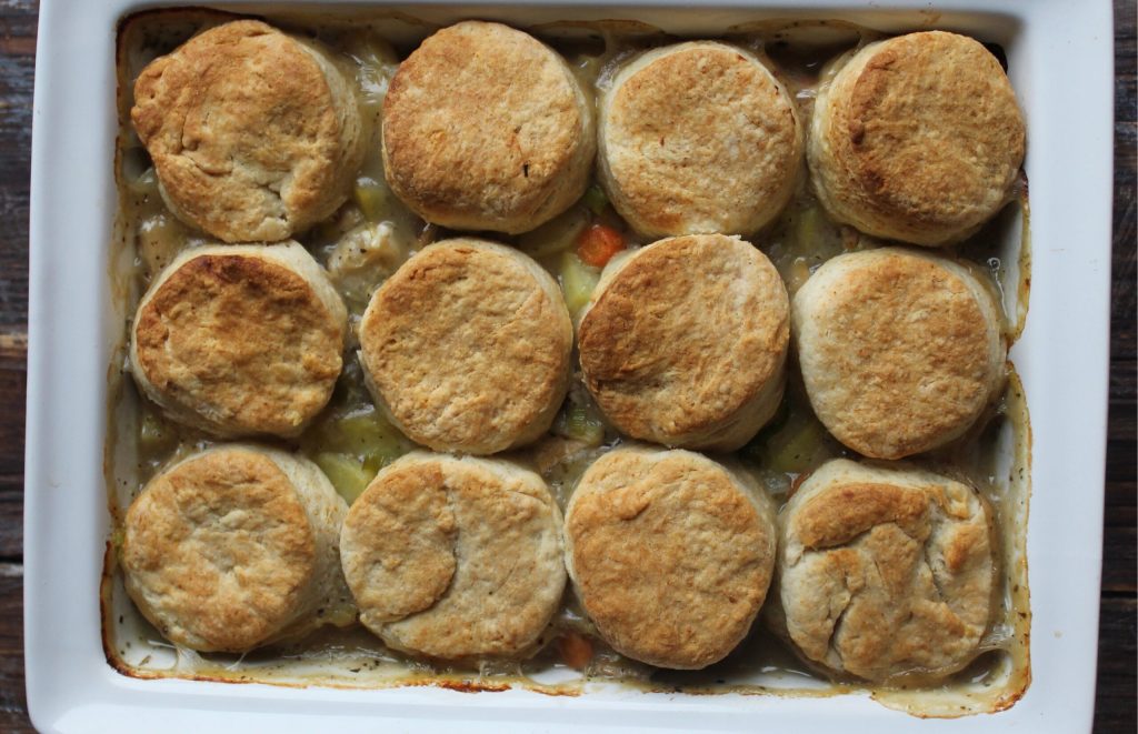 Biscuit Pie med kylling: cremet kyllingetærte med sprøde, smørbagte biscuits på toppen