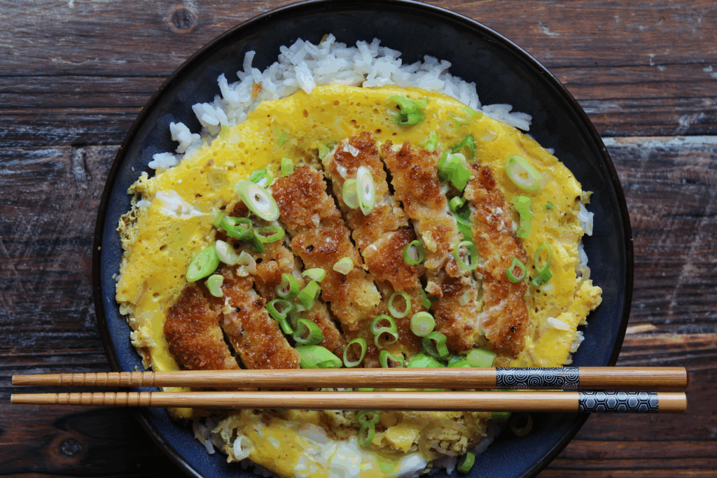 Japanerne lægger sprød schnitzel oven på ris og hælder æg over: 20 minutter senere har du Katsudon