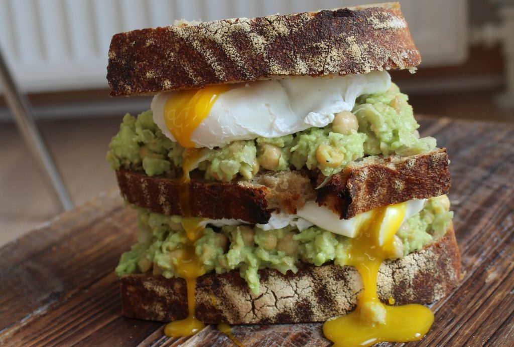 Avocado smash sandwich: Den ultimative sandwich med cremet avocado, kikærter og pocheret æg