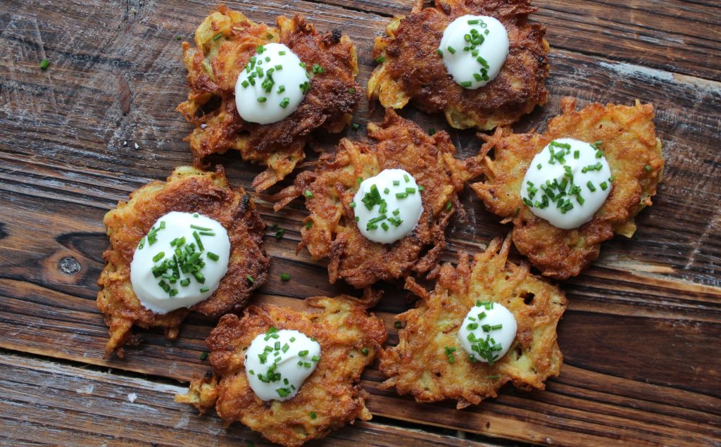Latkes – sprøde kartoffelpandekager med cremefraiche og purløg