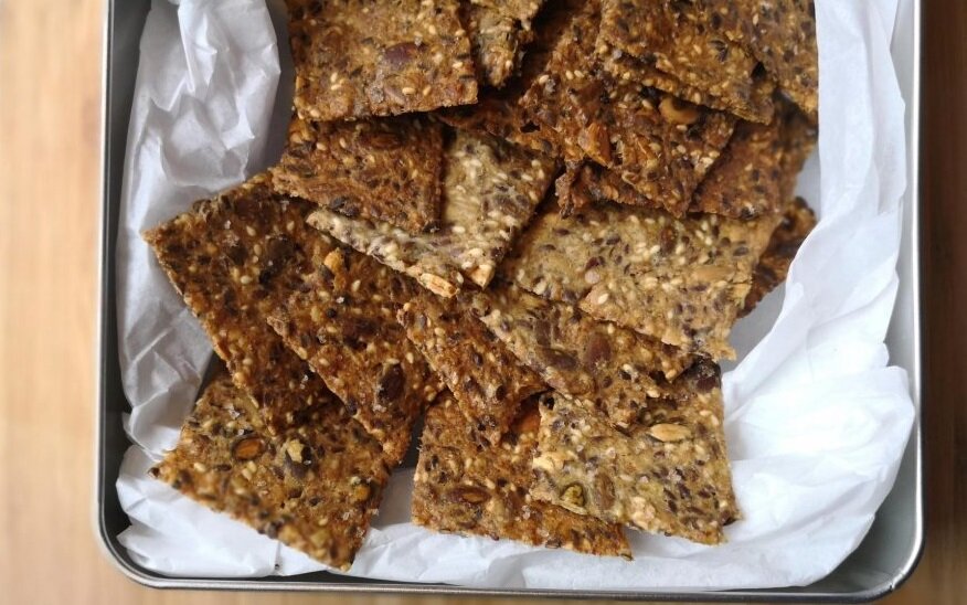 Hjemmebagte knækbrød med frø og kerner: Hemmeligheden bag den perfekte sprødhed er at rulle dejen helt tynd