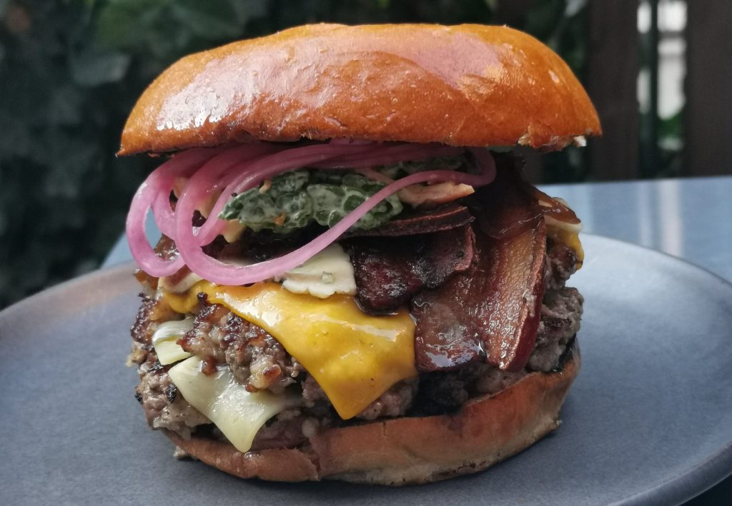 Hjemmelavet smashburger: Sådan får du den perfekte sprøde stegeskorpe og saftige bøf
