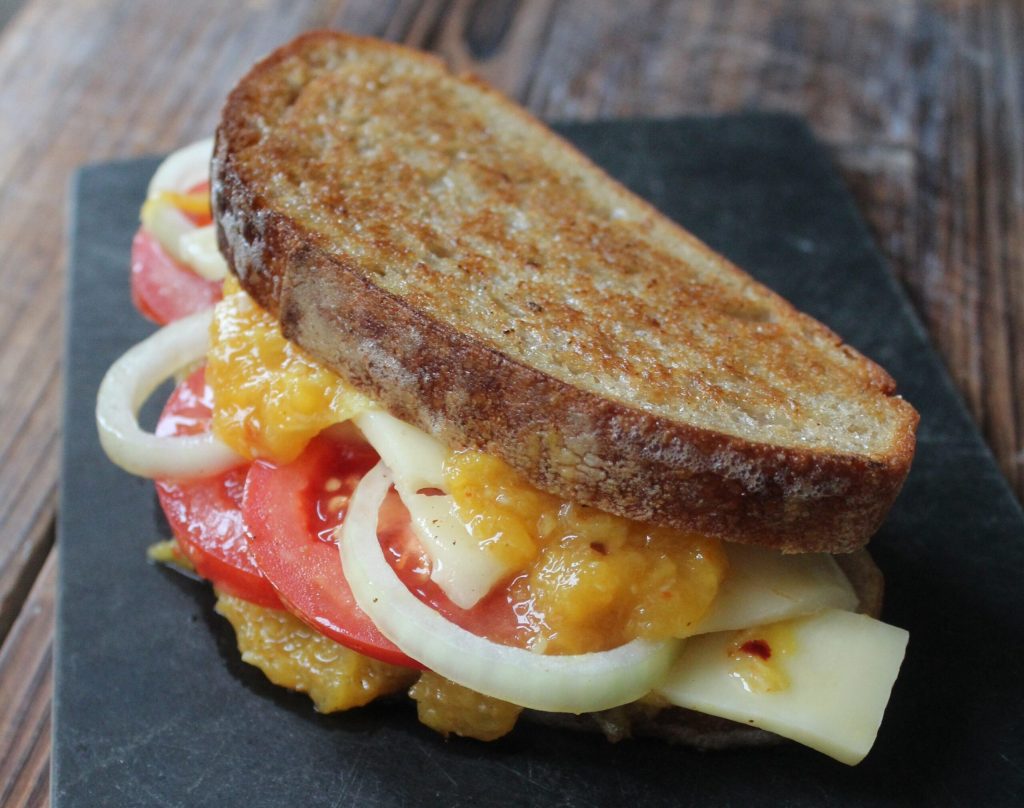 Braaibroodjie: Sydafrikas svar på grilled cheese med smeltet ost og mangochutney