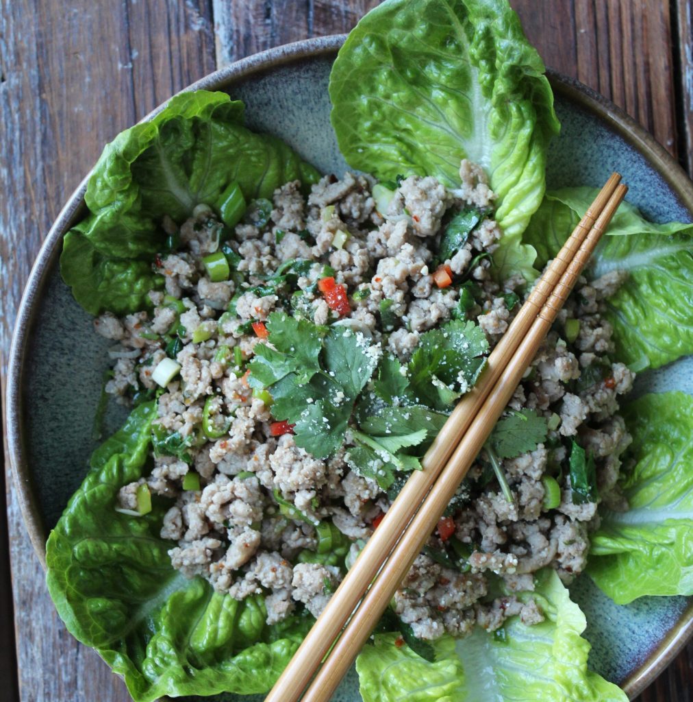 Larb Gai og Larb Moo: thailandsk kødsalat med lime, chili og sprøde ristede ris