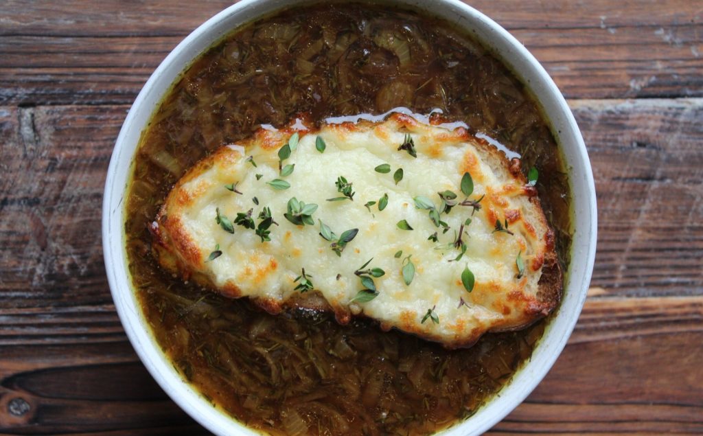 Fransk løgsuppe med sprødt ostebrød: Den ultimative comfort food til kolde dage