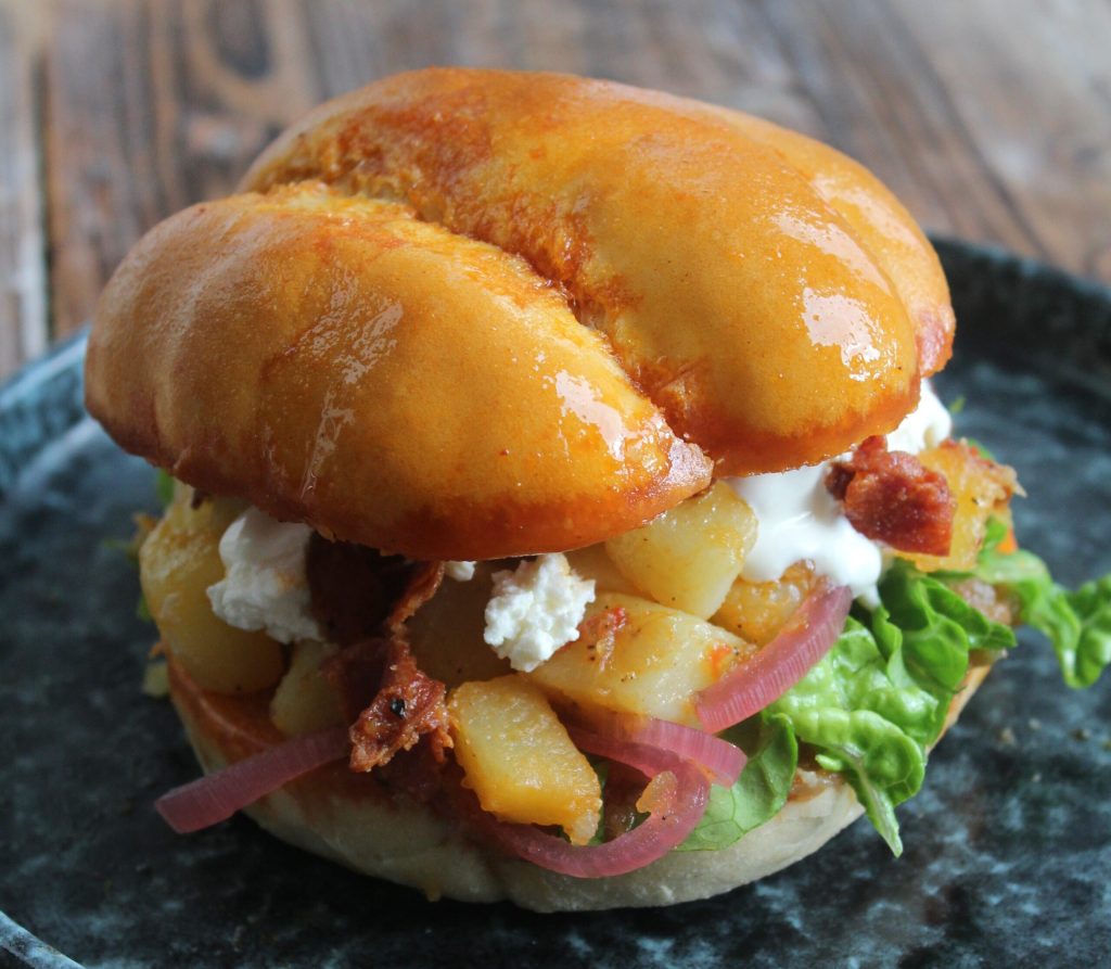 Pambazo: mexicansk streetfood-sandwich med chorizo, kartofler og chilisauce