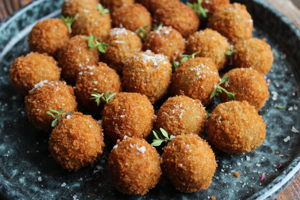Cannonball Fries – sprøde kartoffelkugler med garam masala