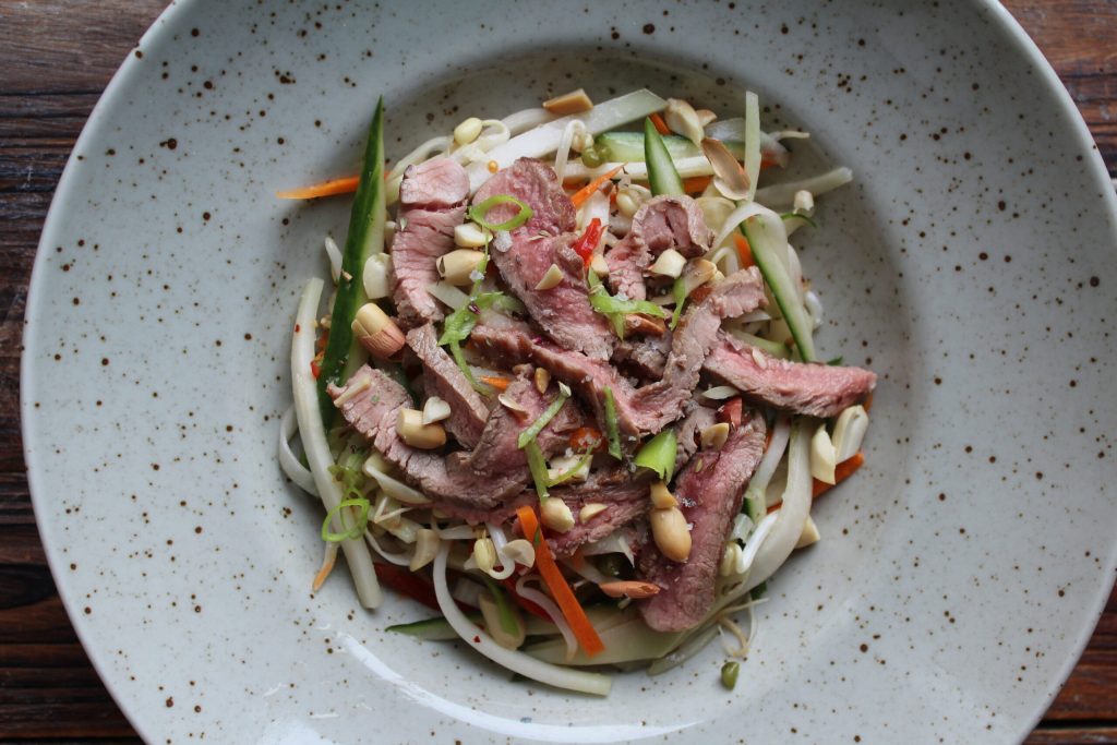 Spicy Pork Salad: sprød asiatisk salat med saftigt svinekød