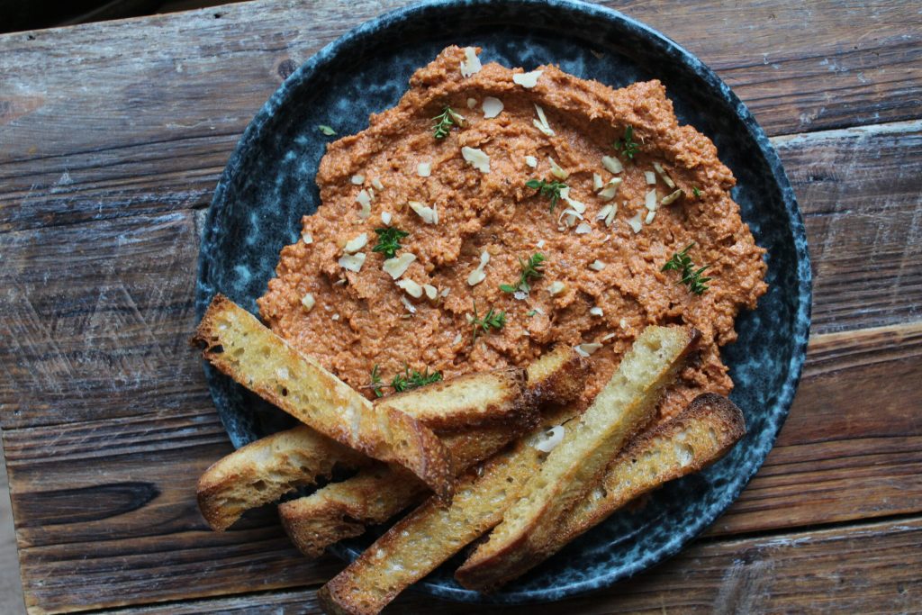 Grill peberfrugterne næsten sorte og blend dem med valnødder: Sådan laver du den mellemøstlige dip Muhammara