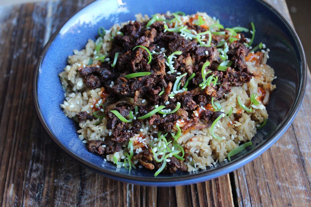 Beef Crunch Bowl: sprødt oksekød med fried rice, æg og asiatisk dressing