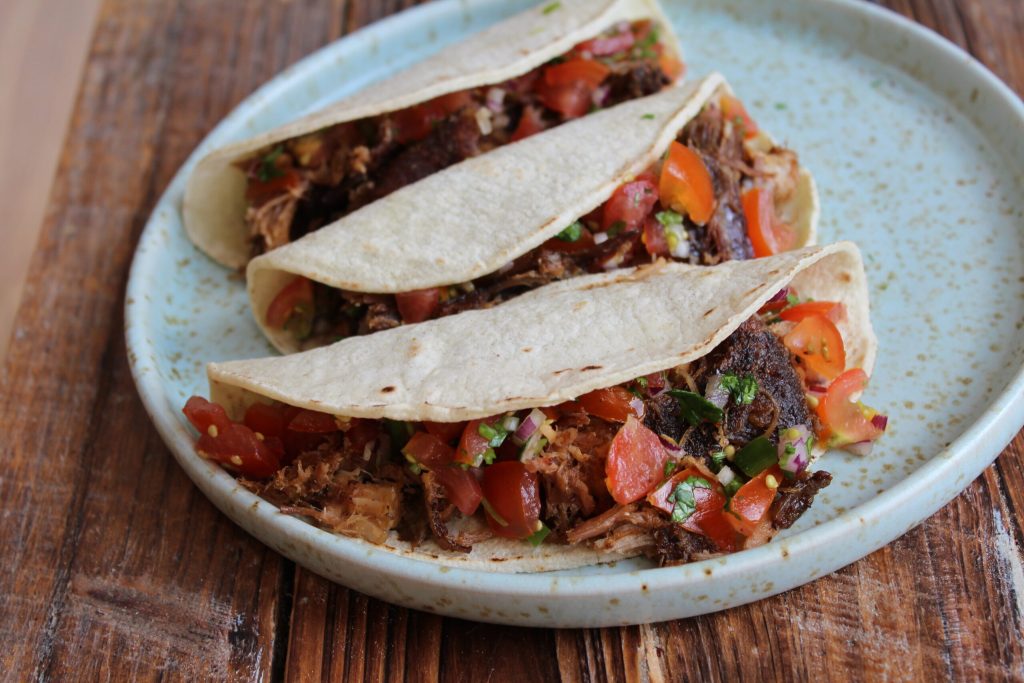 Carnitas: mexicansk pulled pork med appelsin, krydderier og sprøde kanter