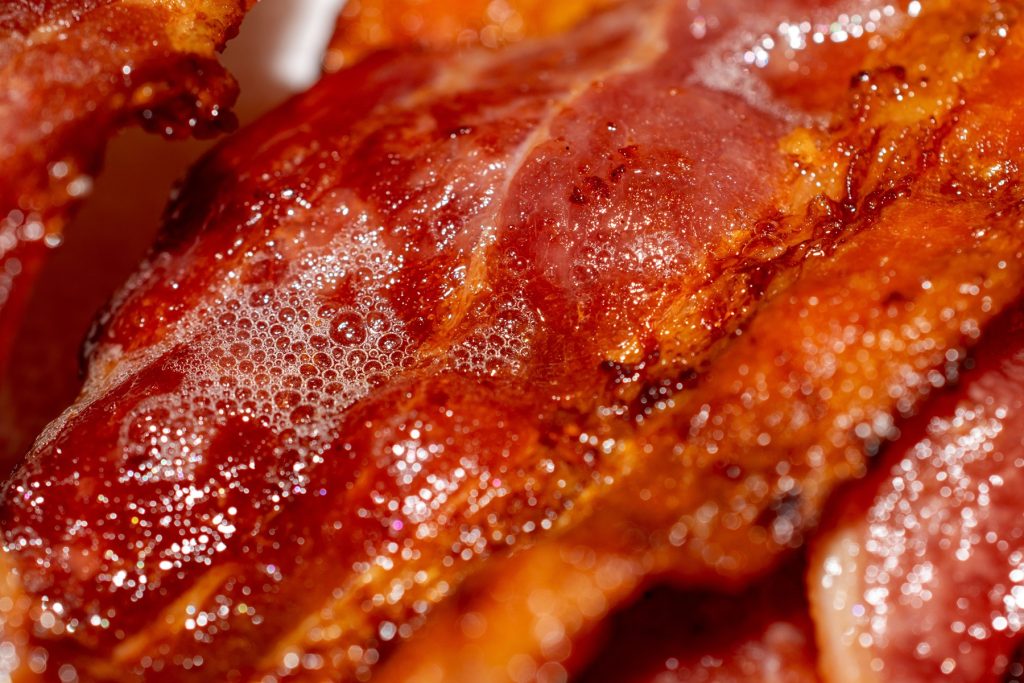 Sådan laver du karamelliseret bacon med den perfekte kombination af sødme, salt og sprødhed
