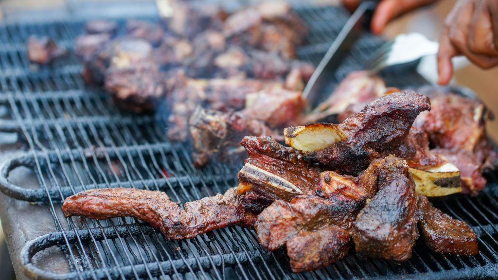 Først BBQ-sauce, så dry rub: Muddy ribs giver dig det bedste fra begge verdener