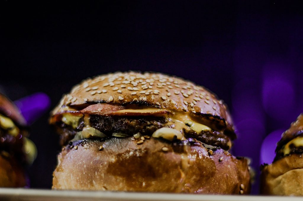 Ingen grill? Sådan giver du pandeburgeren mere BBQ-smag